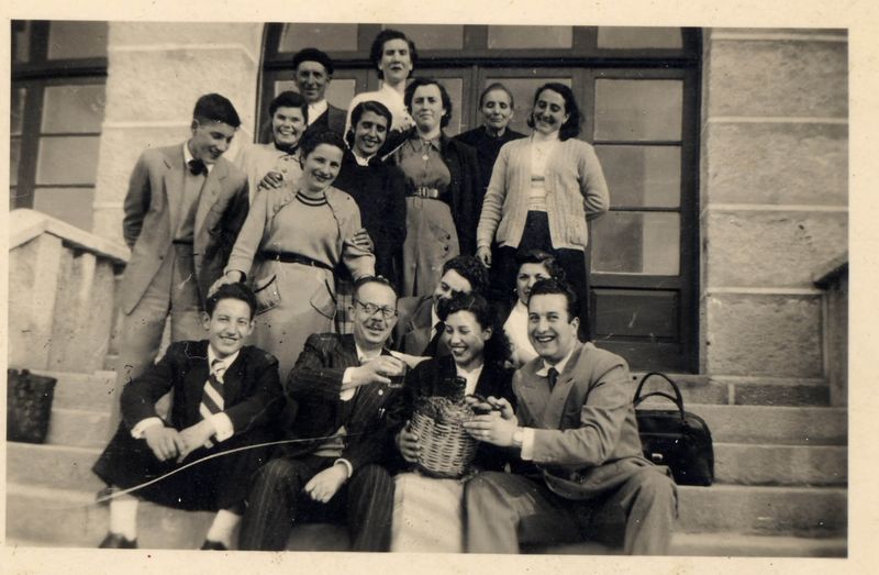 Archivo:Diante da porta do psiquiátrico.jpeg